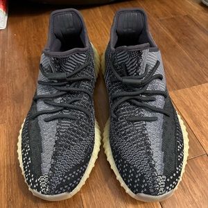 Yeezy Boost 350 v2 in Carbon